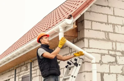 Pose et remplacement de gouttières à Locquénolé
