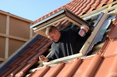 Pose de fenêtres de toit Velux à Locquénolé